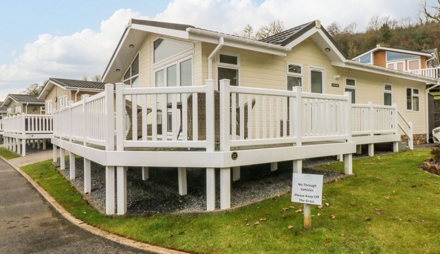 DONO'S LODGE, pet friendly, with a garden in Kilgetty