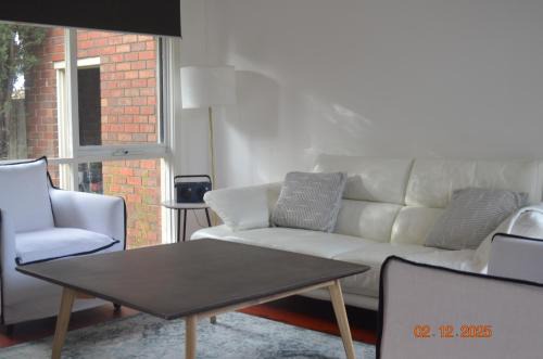 Donvale House 15KM to CBD 3 Bed rooms