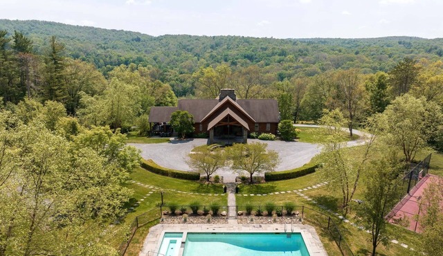 Doodletown Lodge & Cabin: Pool—Pickleball—Tennis+