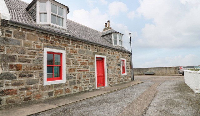 DOOKERS' HOOSE, family friendly, character holiday cottage in Cullen
