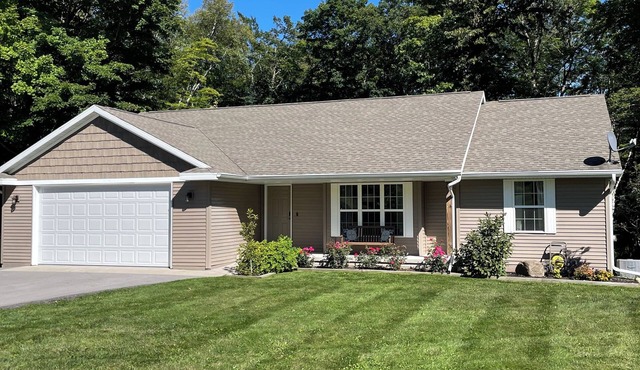 Door County Retreat. Walk to Kangaroo Lake.