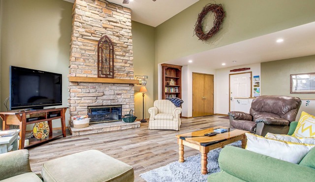 Door County Townhome: Pool Access, 1 Mi to Beach!