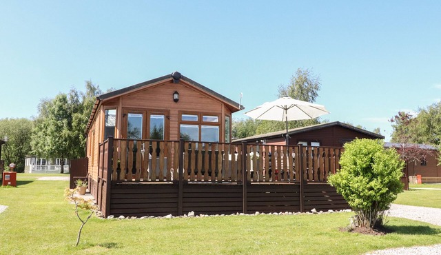 DOORMOUSE LODGE, pet friendly in South Lakeland Leisure Village