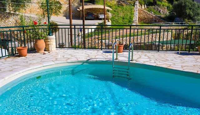 Dora: Holiday House with 2 bedrooms, shared pool,100m from the beach