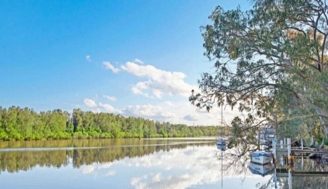 Dora Lodge - fishing, bikes and river frontage
