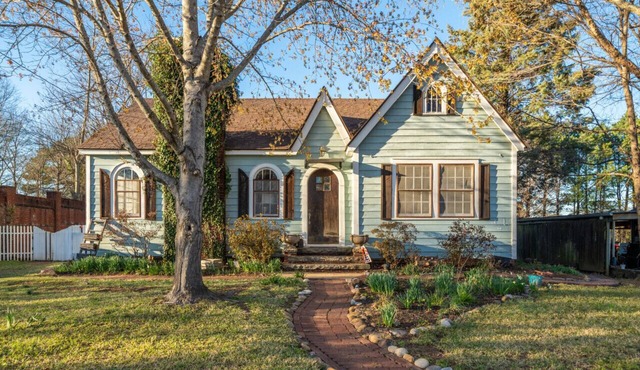 Dora`s Dutch Cottage, Charmer with Swimming Pool near Waterfall Hiking