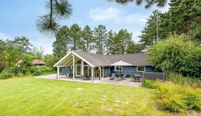 "Dorde" - 600m from the sea by Interhome