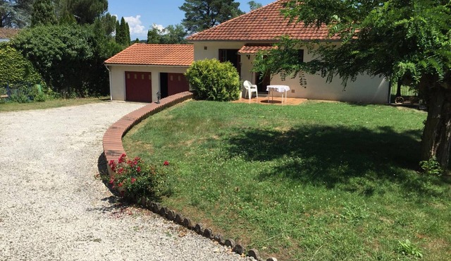 Dordogne Getaway: Riverside House with Private Parking