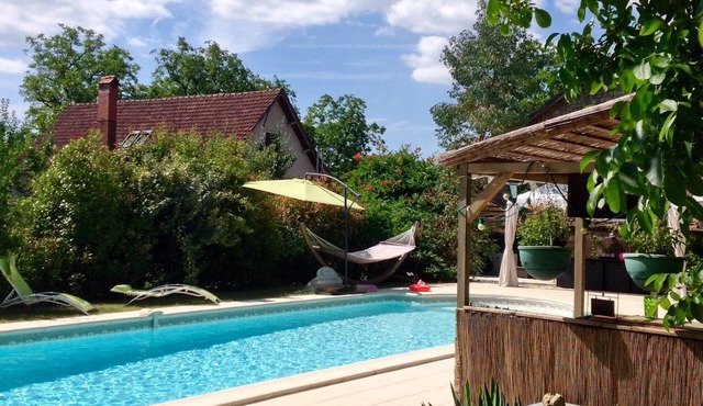 Dordogne Farmhouse, Private Heated Pool, Garden, Wi-Fi, all mod cons sleeps 8+