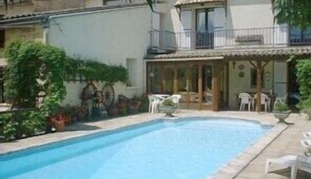 Dordogne, near St Emilion-beautifully restored 18c village house+heated pool.