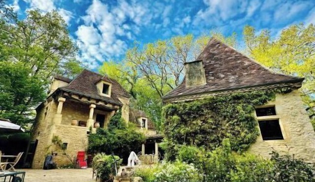Dordogne: Idyllic stay in an exceptional artist's house with swimming pool.