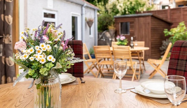 Dormie Cottage, spacious bungalow with log fire!