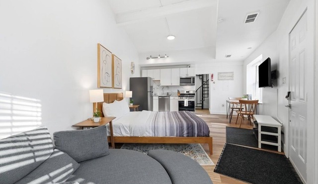 Dormont Pittsburgh 1A Bright and Cozy Studio Apartment With Free Parking