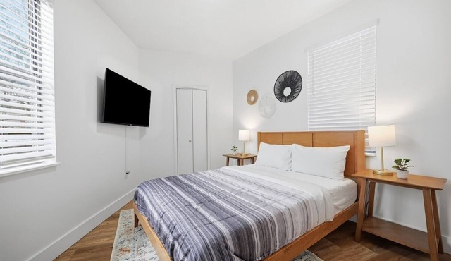 Dormont/Pittsburgh 1B Stylish and Modern 1 Bedroom Apartment With Free Parking