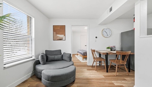 Dormont Pittsburgh 2 Modern and Bright 1Bedroom Apartment With Free Parking