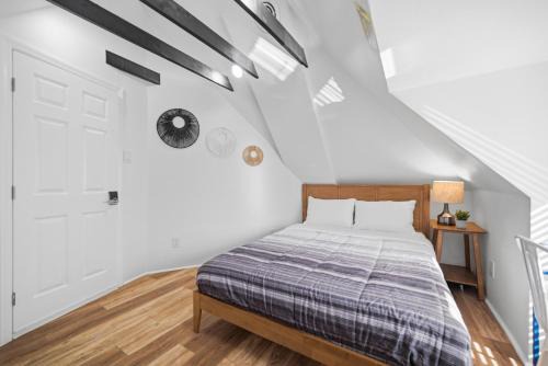 Dormont, Pittsburgh !D Stylish and Unique Private Bedroom with Shared Bathroom