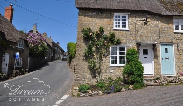 DORMOUSE COTTAGE, pet friendly, with a garden in Burton Bradstock