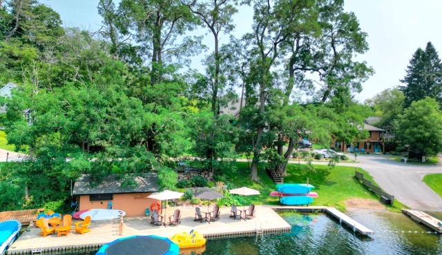 Dorothy’s Lodge | Large Waterfront Retreat on the Rideau