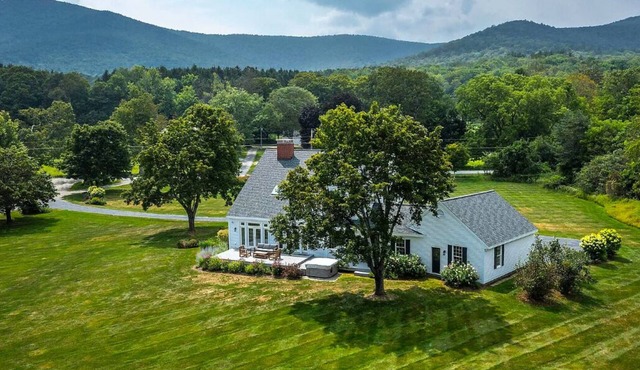 Dorset House with Huge Lawn, Fitness Room, Hot Tub, and Sauna