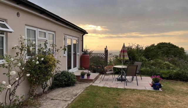 DORSET VIEW, pet friendly, with a garden in Ibberton