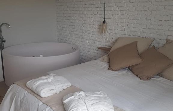 Dos Alas Rojas, casa con jacuzzi para dos personas