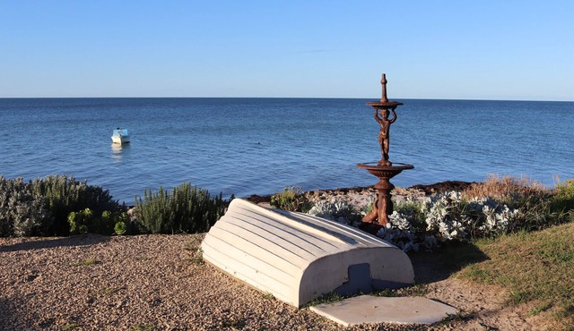 Dot n Pats ~ Absolute Beachfront! Free Wifi