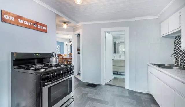 Doty St*2BR historic cottage near Lakes,Capitol,UW Campus & hospitals w/parkingn