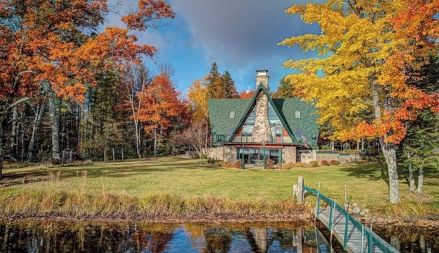 Double A-Frame Retreat w/5 bedrooms/5 bathrooms on Kildare Lake with Game Room