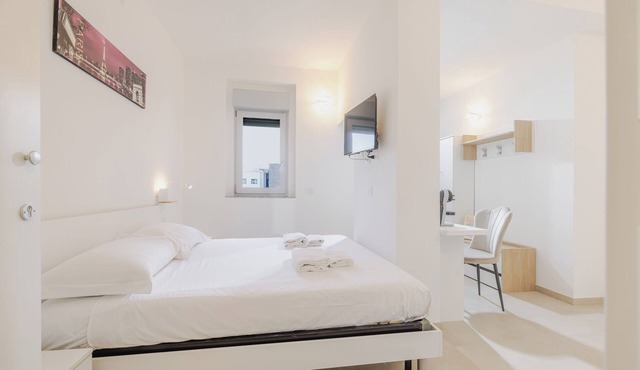 Double bed and sofa bed with private bathroom 3-4 people - 20 minutes from Milan
