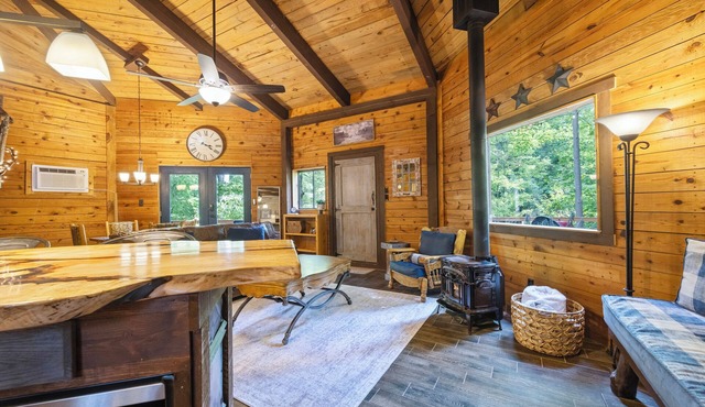 Double Barrel Retreat – Rustic Cabin near Clayton