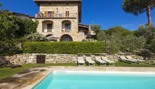 Double bedroom loggia overlooking the pool in Castel San Gimignano