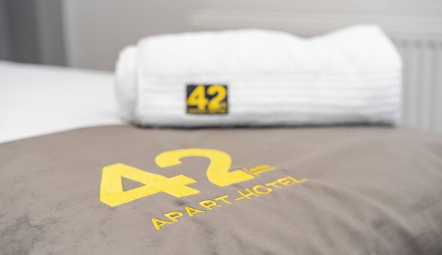 double bed studio apartment with en suite bathroom