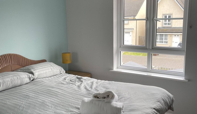 Double bedroom in a brand new shared property, 3 miles away from airpo
