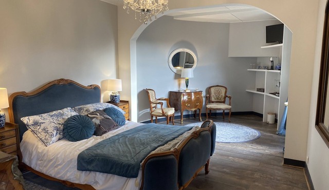 Double Deluxe Room - Large with seating area (Room 1)