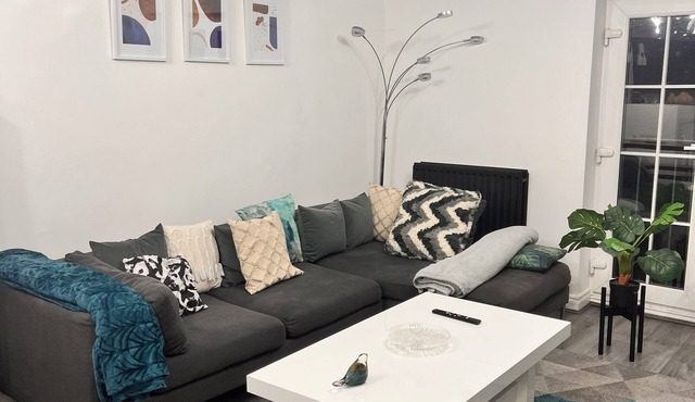 Double en-suite bedroom with a kingsized bed in a shared 2 bedroom apartment.