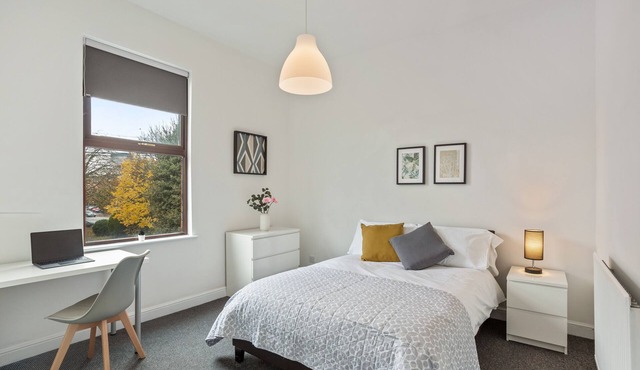 Double En-Suite Room with Free Parking and Wi-Fi