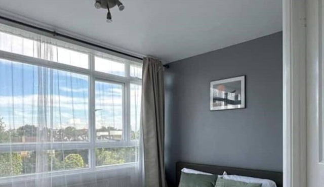 Double ensuite gem in a Sunshine duplex