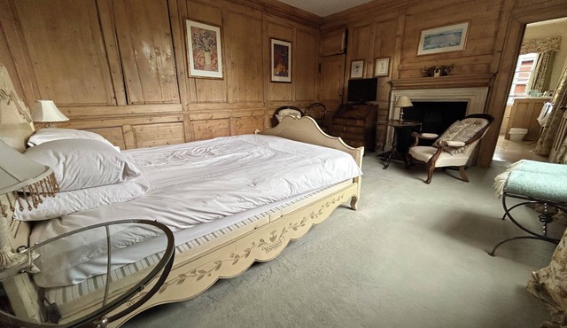 Double ensuite wood panelled room in historic town centre house