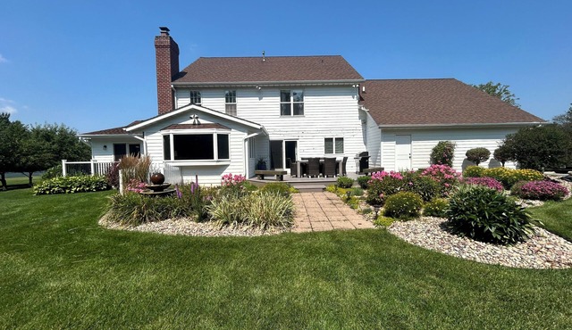 Double Ensuites! 8 min to Lambeau. Attached baths to all bedrooms. Large, clean