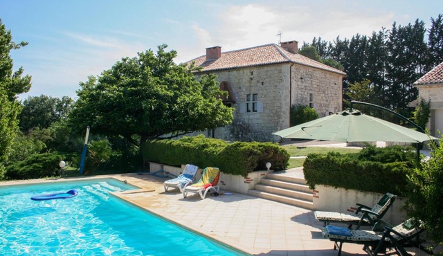 Double gîte on quiet estate with private pool