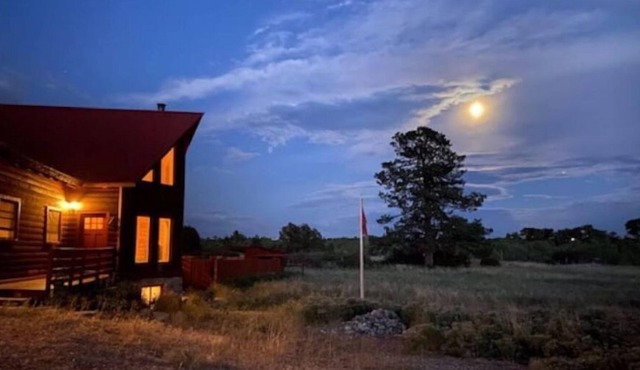Double J Cabin! Hot Tub, Sauna and Star Gazes!