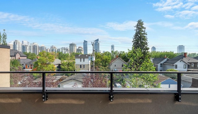 *Double King Beds* Spacious| Cozy and Fun| Steps from Downtown