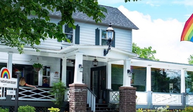 Double Queen Cottage, Porch, PVT Bath. Rainbow Mountain serves LGBTQ community