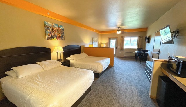 Double Queen Hotel Room @ Spring Brook Resort