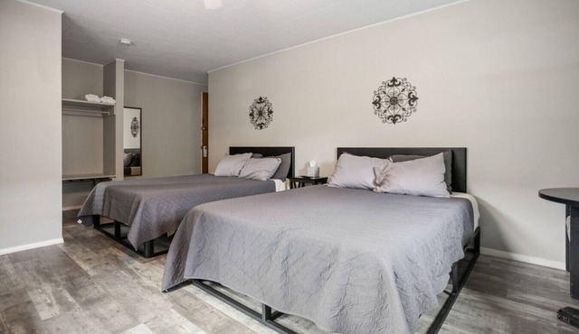 Double Queen Motel Suite w/Mountain Views