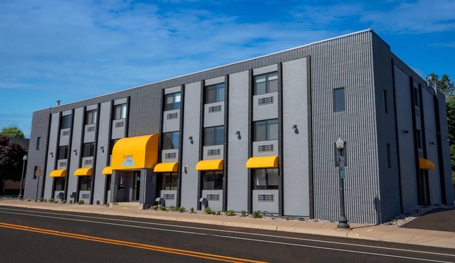 Double Queen Rm NEW Boutique Hotel-Steps to NMU-Next to Superior Dome -Free Wifi