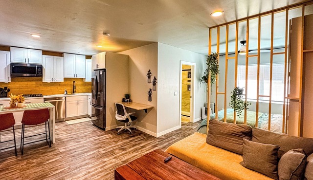 Double Queen Studio, Full Kitchen, 75" 4KTV, W/D, workspace, Early check-in