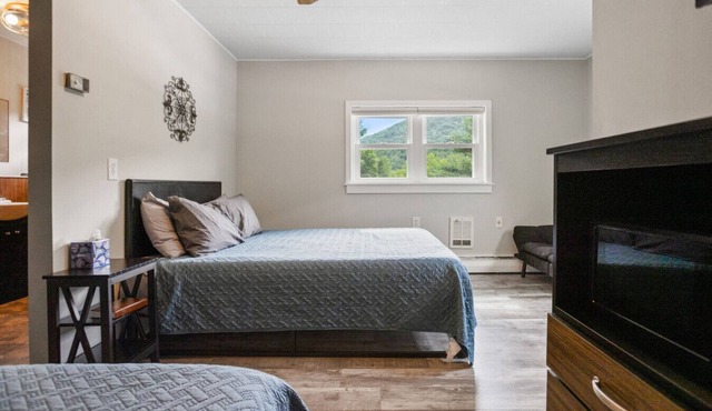 Double Queen Suite w/Futon | 2mi to Grand Canyon