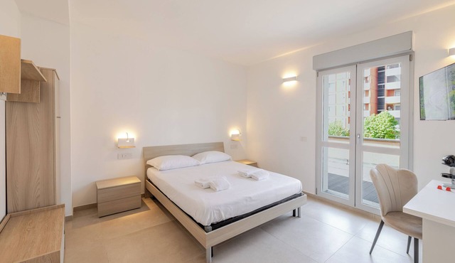 Double room with bathroom and private terrace 20 min from Milan(Room 4)