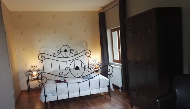 Double room with a queen size bed.